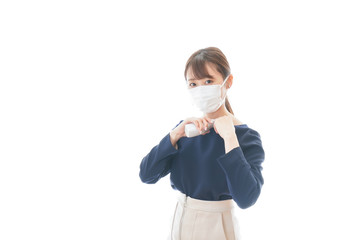 体温の測定をする若いビジネスウーマン