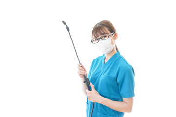 施設の消毒作業をする女性