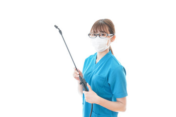 施設の消毒作業をする女性