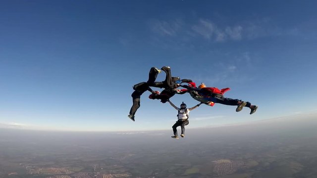 Skydive group failure after broken the formation