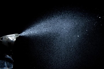 霧吹きから出る細かい水