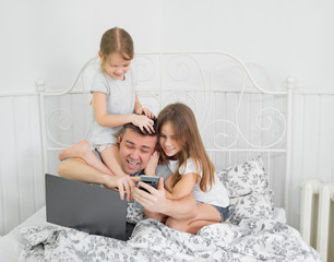kids interfere father freelancer work at home bed