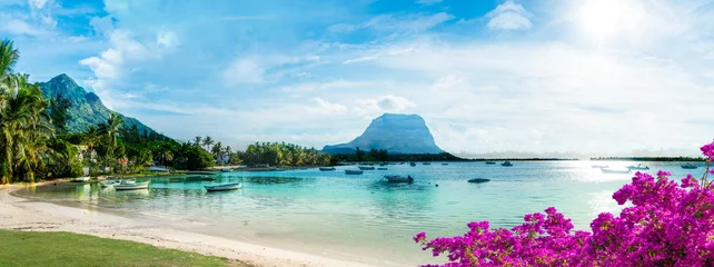 Vlies Fototapete Le Morne, Mauritius Mauritius-Landschaft mit Fischerdorf La Gaulette und Berg Le Morne Brabant, Afrika