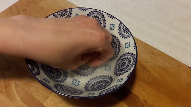 Cura delle mani fatte a casa con miele e latte, cura delle unghie e bellezza