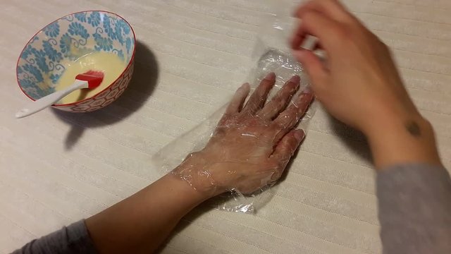 Cura delle mani fatte a casa con miele e latte, cura delle unghie e bellezza
