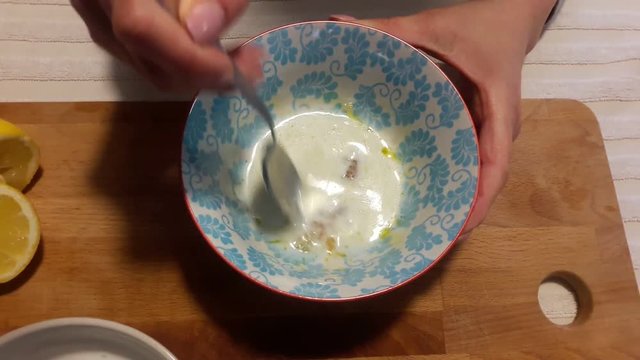 Cura delle mani fatte a casa con miele e latte, cura delle unghie e bellezza