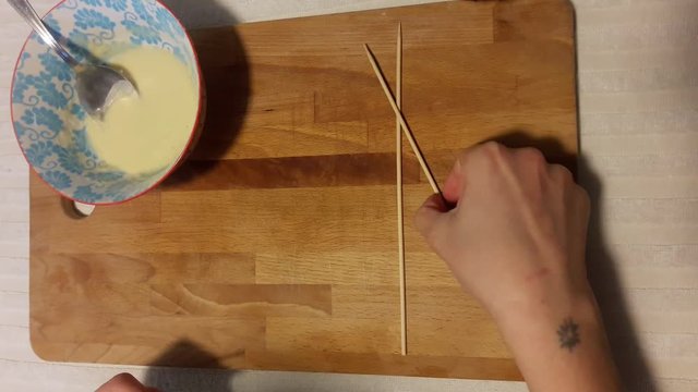 Cura delle mani fatte a casa con miele e latte, cura delle unghie e bellezza