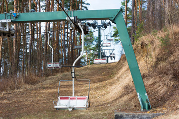 Fototapeta Nieczynny wyciąg narciarski krzesełkowy obraz