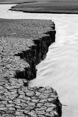 Orilla de un río llena de fango seco debido a la sequía.