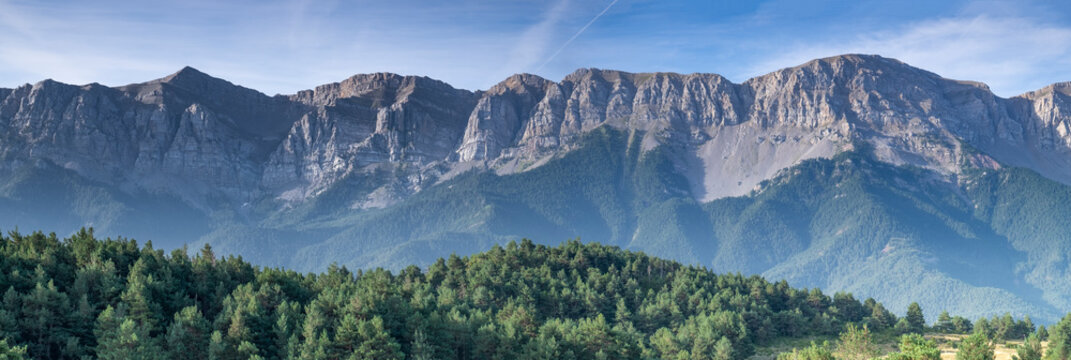 Paisaje del parque natural de la Serra del Cadi (Catalu&ntilde;a, Espa&ntilde;a).