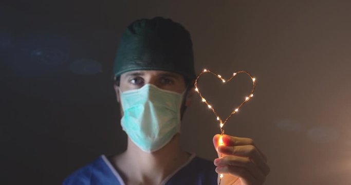 Uniti ce la faremo, medico sventola un piccolo cuore in segno di successo alla lotta al Coronavirus Covid-19 