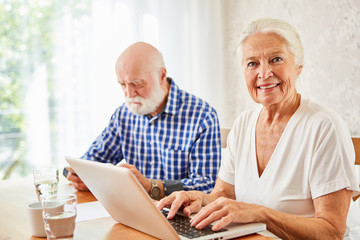 Senioren Paar mit Laptop Computer zuhause