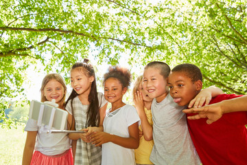 Kinder machen ein Selfie auf einem Ausflug