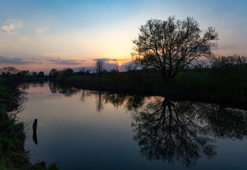 Ruhrtal Fluß Sonnenuntergang Spiegelung Reflektion Ruhr Frühling Stimmung Ruhrwiesen Dämmerung Silhouetten Bäume Ufer Auen Wasser Stille Farbverlauf Natur Schwerte Iserlohn Sauerland Deutschland 