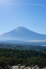 山中湖と富士山