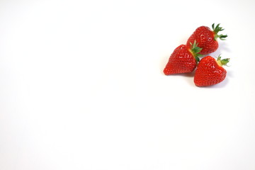 皮が柔らかくて甘くて大粒な新潟の苺、越後姫３粒