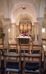 Priester feiert alleine Gottesdienst