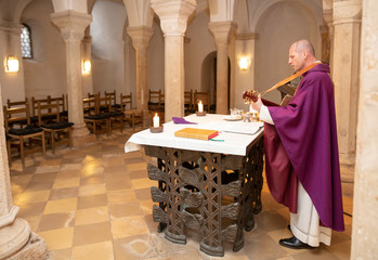 Priester feiert alleine Gottesdienst