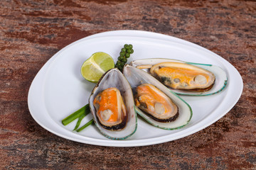 Half mussels with lime and pepper