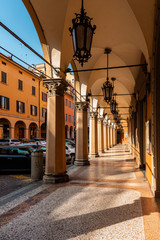 Fototapeta premium Bologna centro storico reportage abbandonata antica solitudine medioevo giornata di sole strade città portici pavimento veneziana via montegrappa lampioni ferro