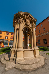 Bologna centro storico reportage abbandonata antica solitudine medioevo giornata di sole strade città fontana palazzo d'accursio comune giardino