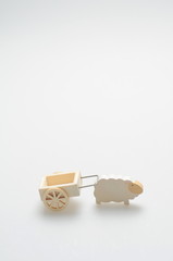 木製のヒツジの小物と木製のリヤカーの雑貨です