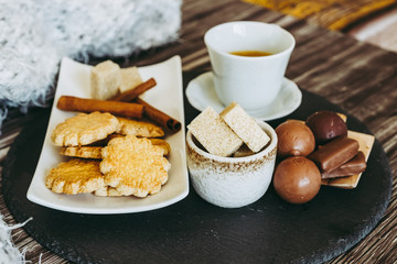 Biscuits au beurre et cannelle tasse de café et chocolats