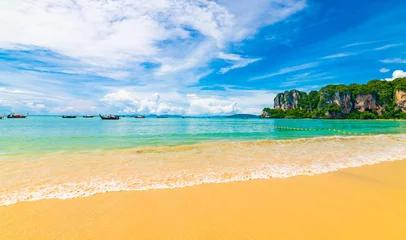 Poster Railay Strand, Krabi, Thailand Schöne Aussicht auf Longtail-Boote auf dem Wasser in Railay Beach Bay, Thailand, Stadt Krabi. Berühmtes Touristenziel für Urlaub im tropischen Paradies. Schöner Sommertag. Großer Kalksteinhügel und -felsen