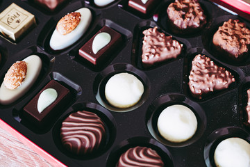 Assortiment de divers chocolats dans une boîte