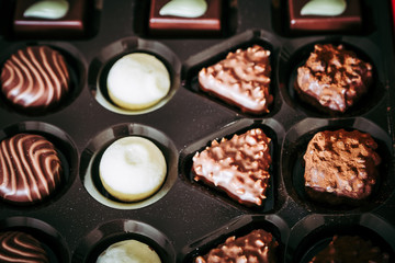 Assortiment de divers chocolats dans une boîte