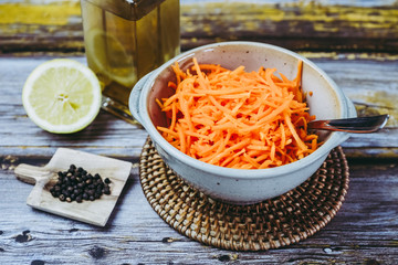 Bol de crudités carottes râpées à l'huile d'olive et citron dans un bol