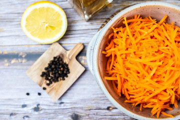 Bol de crudités carottes râpées à l'huile d'olive et citron dans un bol