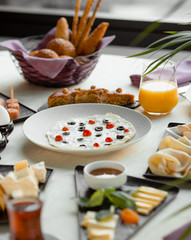 omlette with olives and tomatoes