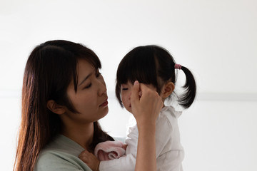 親子　子供　泣き顔