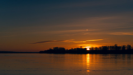 Zachód słońca nad brzegiem rzeki Wisły