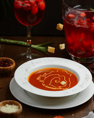 tomato soup with cheese and crackers