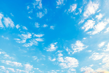Fototapeta na wymiar Blauer Himmel mit Vereinzelt Wolken