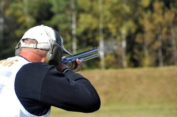 hunter shoots at a target