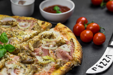 pizza with chicken, prosciutto and onions