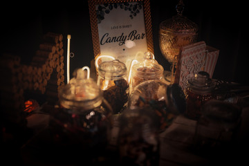 Candy Bar auf einer Hochzeit mit warmer Beleuchtung