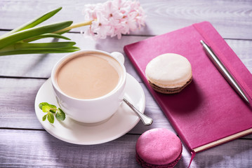 Obraz na płótnie Canvas Pink macaroon with pink hyacinth on the wooden background