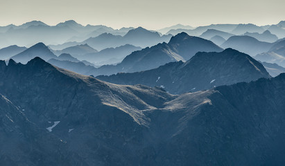 Paisaje del pirineo catalan desde la cima de la montaña de La Pica de Estats (Cataluña, España).