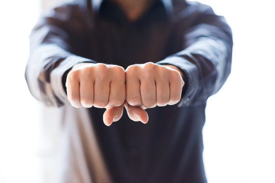 W&auml;hle eine Hand. Person zeigt H&auml;nde, die etwas verstecken 