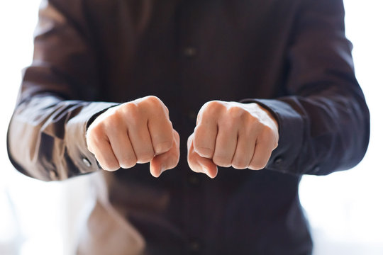 W&auml;hle eine Hand. Person zeigt H&auml;nde, die etwas verstecken 
