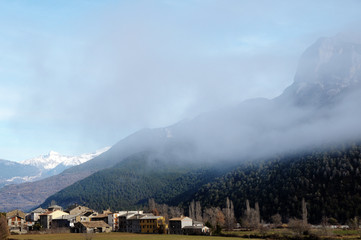 Pueblo con niebla
