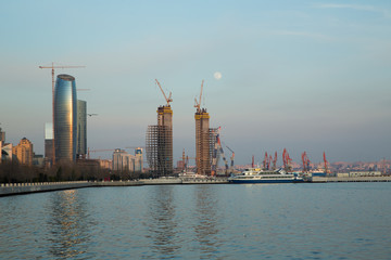 Naklejka premium Panoramic view of the Caspian Sea in Baku. Panoramic view of Baku, Azerbaijan, skyline with historical and modern architecture. A bird's-eye view. Caspian Sea coast in Baku .