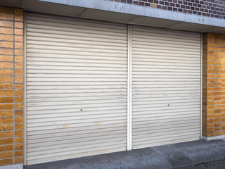 シャッターが閉まった店舗