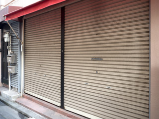 Fototapeta premium シャッターが閉まった店舗