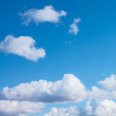 Obraz na płótnie Canvas big white cumulus clouds in the blue sky as a natural background
