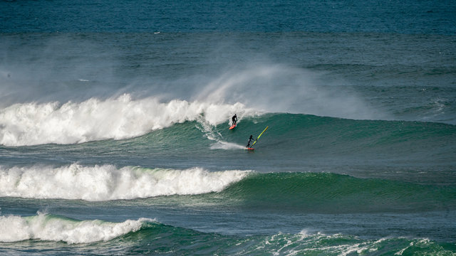 Surf ing big waves